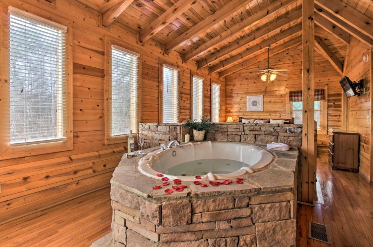 Romantic Cabin With Hot Tub In Pigeon Forge! Buitenkant foto