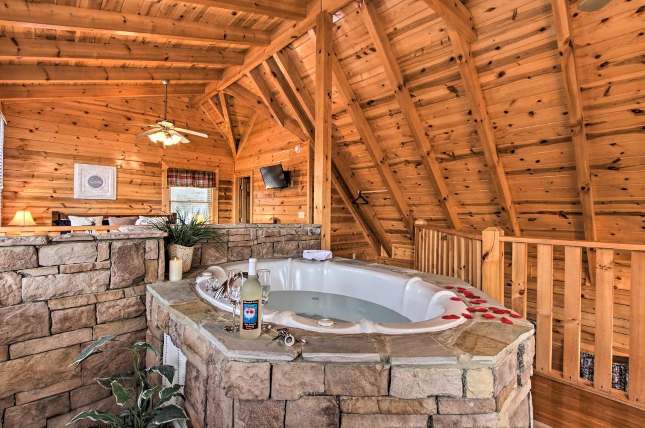 Romantic Cabin With Hot Tub In Pigeon Forge! Buitenkant foto